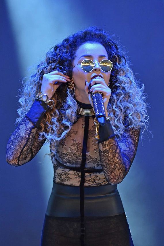 Ella-Eyre -V-Festival-Day-2
